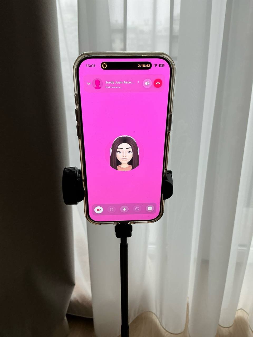 Телефон на штативі з FaceTime-дзвінком — індивідуальна робота з менеджером