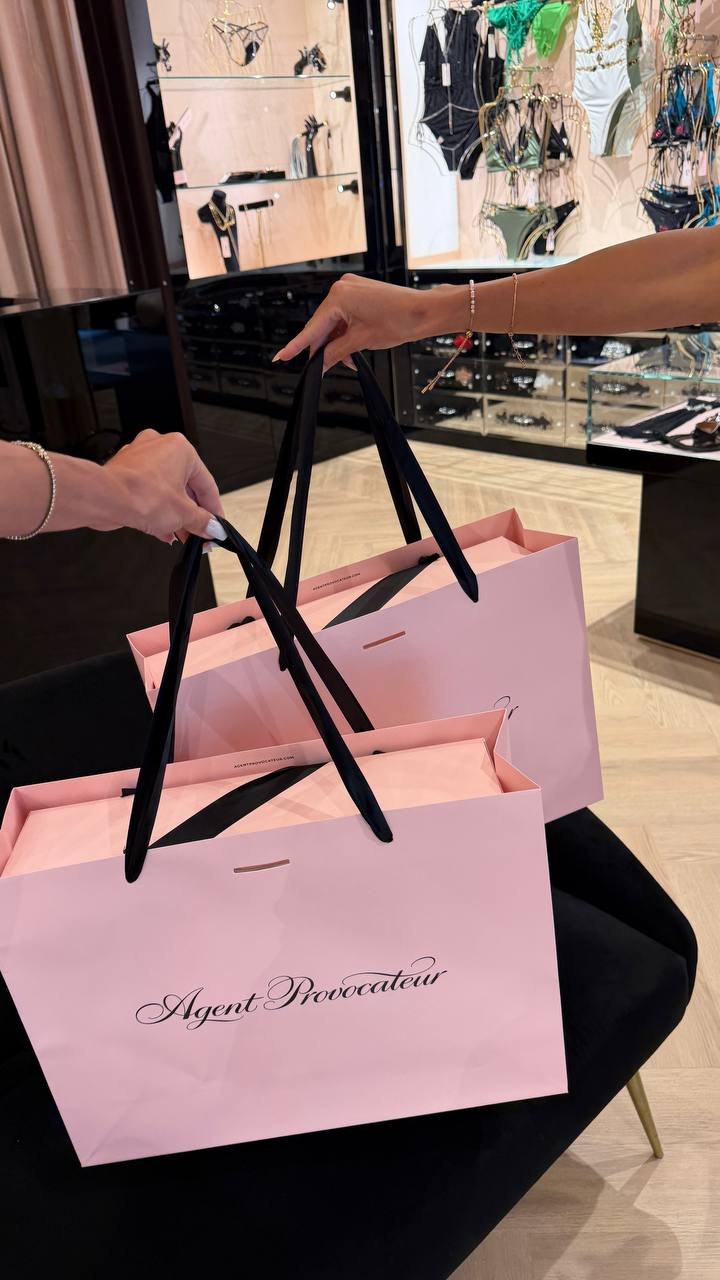 Моделі Continental Agency з покупками в бутіку Agent Provocateur